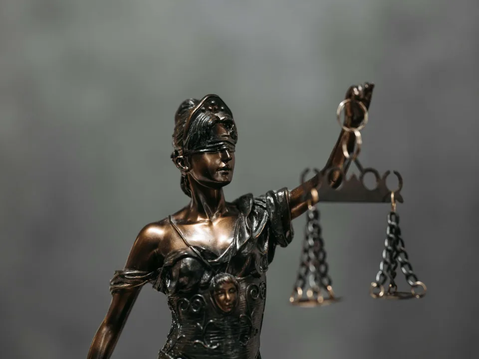 Statuette der Justizia