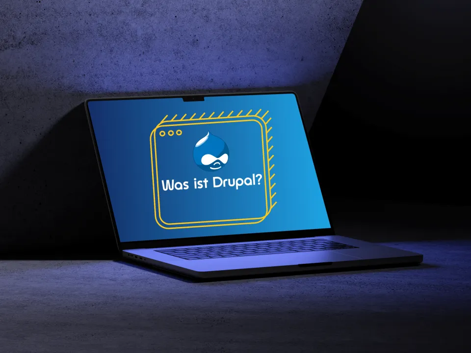 Laptop mit blauem Bildschirm und Drupal-Logo, auf dunklem Hintergrund.
